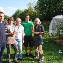 Einige sind schon vom Gartenfieber angesteckt: André aus Laubegast, ehrenamtlich für technische Dinge zuständig, Projektkoordinatorin Heike Löffler, Neurentnerin Felicitas, Alexander Junge, sozialpädagogischer Familienhelfer des VSP und für die Öffentlichkeitsarbeit des Gemeinschaftsgartens verantwortlich, Anita, die ein eigenes Beet bewirtschaftet und sich auf einem Gemeinschaftsbeet engagiert (v. l.). Foto: Trache