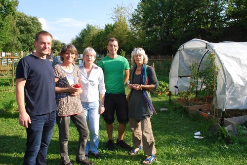 Einige sind schon vom Gartenfieber angesteckt: André aus Laubegast, ehrenamtlich für technische Dinge zuständig, Projektkoordinatorin Heike Löffler, Neurentnerin Felicitas, Alexander Junge, sozialpädagogischer Familienhelfer des VSP und für die Öffentlichkeitsarbeit des Gemeinschaftsgartens verantwortlich, Anita, die ein eigenes Beet bewirtschaftet und sich auf einem Gemeinschaftsbeet engagiert (v. l.). Foto: Trache