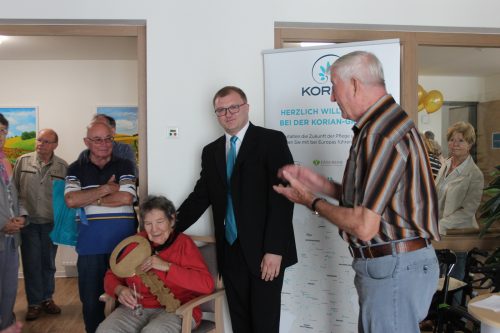 Heimleiter Mario Paulick überreichte einen symbolischen Schlüssel an die Bewohner Helga Morgenstern und Joachim Paulick (r.). Foto: Pohl