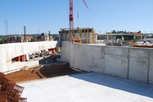 Verschiedene Gewerke geben sich auf der Baustelle des neuen Einkaufs- und Dienstleistungszentrums in Zschachwitz die Klinke in die Hand. Ende September soll bereits der Rohbau fertig sein. Im Bild: die Auffahrrampe zum Parkdeck. Foto: Trache