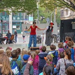 KinderAndrang an der Festbühne. Das Müllerbrunnenfest hatte am Nachmittag den Unterhaltungsschwerpunkt traditionell auf Kinder und Familien gelegt. Foto: Steffen Dietrich