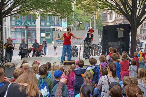 KinderAndrang an der Festbühne. Das Müllerbrunnenfest hatte am Nachmittag den Unterhaltungsschwerpunkt traditionell auf Kinder und Familien gelegt. Foto: Steffen Dietrich