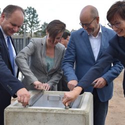 Oberbürgermeister Dirk Hilbert, Anne Leitner, Direktorin der 145. Grundschule, STESAD-Chef Axel Walther und die Direktorin des Gymnasiums Pieschen Ines Müller bei der Grundsteinlegung für den neuen Schulcampus. Foto: Möller