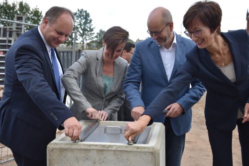 Oberbürgermeister Dirk Hilbert, Anne Leitner, Direktorin der 145. Grundschule, STESAD-Chef Axel Walther und die Direktorin des Gymnasiums Pieschen Ines Müller bei der Grundsteinlegung für den neuen Schulcampus. Foto: Möller