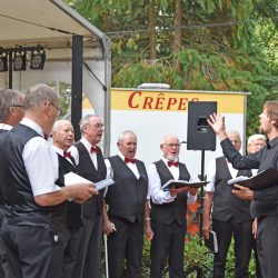 die Herren vom Wilschdorfer Männergesangsverein gaben Weinlieder zum Besten. Foto: Möller