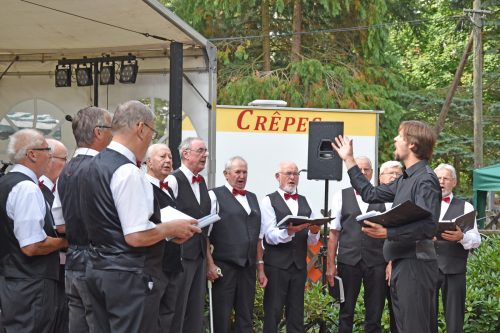 die Herren vom Wilschdorfer Männergesangsverein gaben Weinlieder zum Besten. Foto: Möller