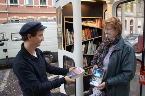 Zur Eröffnung der öffentlichen Bücherzelle nahm Mitinitiator Jan Minack von Monika Stephan als Schenkung einige Bücher für den Bibliotheksbestand entgegen. Foto: Steffen Dietrich