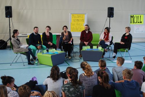 Müll, Müllvermeidung, Recycling – viele Themen wurden bei der Podiumsdiskussion in der Christlichen Schule angesprochen. Moderiert wurde die Veranstaltung von Silke Pohl (mit Mikrofon) vom Ökumenischen Informationszentrum. Foto: Trache