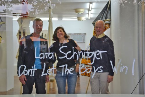 Frank (L.) und Ralf Lehmann mit Lara Schnitger zur Eröffnung der neuen Ausstellung am Neustädter Markt. Foto: Naumann