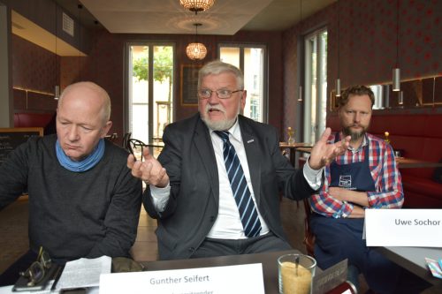 Konsum-Vorstand Gunther Seifert (m.) spricht sich vehement gegen die Ansiedlung eines 12.000 Quadratmeter großen Globusmarktes auf dem Gelände des Alten Leipziger Bahnhofs aus. Foto: Möller