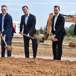 Die Dinge geraten in Bewegung: Am 28. September 2017 fiel der Startschuss für das neue Stadtquartier nahe der Flutrinne. Dresdens Baubürgermeister Raoul Schmidt-Lamontain und Stefan Szuggat, Leiter des Stadtplanungsamtes, assistierten den Bauherren Erik und Henrik Sassenscheidt (m.). Foto: Möller