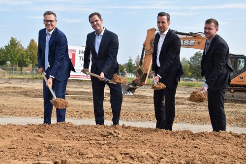 Die Dinge geraten in Bewegung: Am 28. September 2017 fiel der Startschuss für das neue Stadtquartier nahe der Flutrinne. Dresdens Baubürgermeister Raoul Schmidt-Lamontain und Stefan Szuggat, Leiter des Stadtplanungsamtes, assistierten den Bauherren Erik und Henrik Sassenscheidt (m.). Foto: Möller