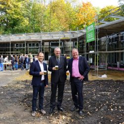 Ein zünftiges BIer zum Richtfest: Jeffrey Pötzsch, Geschäftsführer ElbeZeit GmbH, Detlef Sittel, Erster Bürgermeister der Landeshauptstadt Dresden und Aufsichtsratsvorsitzender vom Zoo Dresden, sowie Karl-Heinz Ukena, Zoodirektor (v. l. n. r.). Foto: Zoo Dresden