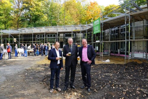 Ein zünftiges BIer zum Richtfest: Jeffrey Pötzsch, Geschäftsführer ElbeZeit GmbH, Detlef Sittel, Erster Bürgermeister der Landeshauptstadt Dresden und Aufsichtsratsvorsitzender vom Zoo Dresden, sowie Karl-Heinz Ukena, Zoodirektor (v. l. n. r.). Foto: Zoo Dresden