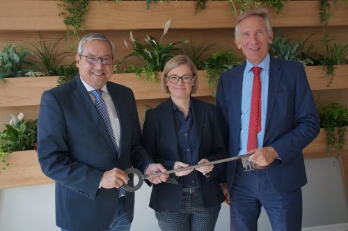 Mehr Platz für Dresdens Wissenschaft! Center-Manager Jürgen Rees (links) überreichte Beate-Victoria Ermisch, Geschäftsführerin der GWT-TUD GmbH, und Ulrich Assmann, TUDAG-Vorstand, am 29. September den symbolischen Schlüssel für neue Räume im World Trade Center. Foto: Steffen Dietrich