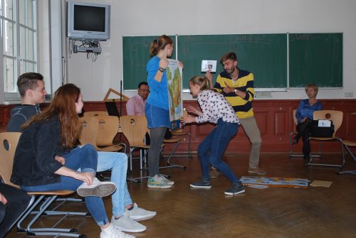 Referent Guillaume Ohleyer (re.) ermunterte Schüler im Beruflichen Schulzentrum für Gastgewerbe »Ernst Lößnitzer«, mit ihm Frankreich und seine Sprache spielerisch zu erkunden. Foto: Trache