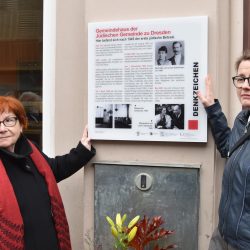 Dr. Nora Goldenbogen (l.) und Kulturbürgermeisterin Annekatrin Klepsch vor der Info-Tafel in der Bautzner Straße 20. Foto: Möller