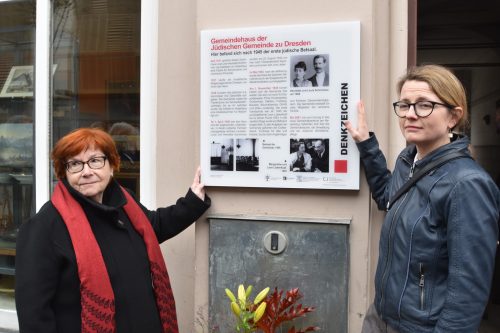 Dr. Nora Goldenbogen (l.) und Kulturbürgermeisterin Annekatrin Klepsch vor der Info-Tafel in der Bautzner Straße 20. Foto: Möller
