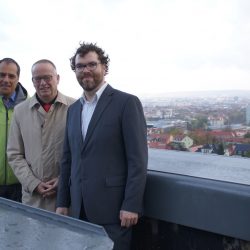 Am 27. Oktober 2017 wurde auf dem Aussichtsturm Bismarcksäule die erste Aussichtstafel präsentiert. Dr. Ing. Christoph Menzel, Vorstand der Wohnungsgenossenschaft »Glückauf« Süd Dresden, Dr. Olaf Brandenburg, Vorstandssprecher der WGS und Peter Froebel, Vorsitzender des Bismarckturm Dresden e. V. (v. l. n. r.) bei der Einweihung, neben der Aussichtstafel. Foto: Steffen Dietrich