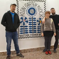 Die Künstler Jens Besser (l.) sowie Mary und Jiem aus Lille präsentierten in der Ausstellung »Wanderlust Social Club – GhettoResidency« auch eine Fanfahne des SpvGG Dresden-Löbtau 1893 e. V. Foto: Dietrich