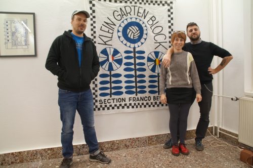 Die Künstler Jens Besser (l.) sowie Mary und Jiem aus Lille präsentierten in der Ausstellung »Wanderlust Social Club – GhettoResidency« auch eine Fanfahne des SpvGG Dresden-Löbtau 1893 e. V. Foto: Dietrich