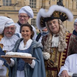 Hanna Haubold ist das neue Stollenmädchen. Bei der Stollenpräsentation stehen ihr Hofbäckermeister Zacharias (l.) und August der Starke zur Seite. Foto: Möller