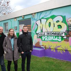 Phantasievoll und bunt: So ist der Treffpunkt der Mobilen Jugendarbeit nicht zu übersehen. Die Streetworker Christian Hager, Jennifer Trebeljahr und Johann Wiederanders freuen sich über die Gestaltung. Foto: Trache