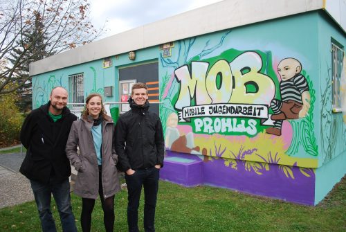 Phantasievoll und bunt: So ist der Treffpunkt der Mobilen Jugendarbeit nicht zu übersehen. Die Streetworker Christian Hager, Jennifer Trebeljahr und Johann Wiederanders freuen sich über die Gestaltung. Foto: Trache