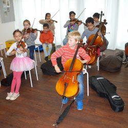 Kleine Künstler erproben ihre musikalischen Talente. Foto: Trache