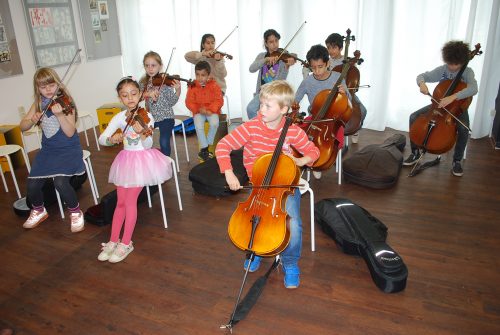 Kleine Künstler erproben ihre musikalischen Talente. Foto: Trache