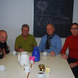 Gäste und Helfer sitzen beim Abendessen zusammen an einem Tisch. Michael Laske (2. v. l.) betreut als Ehrenamtskoordinator seit etwa zehn Jahren das Nachtcafé. Foto: Trache