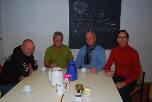 Gäste und Helfer sitzen beim Abendessen zusammen an einem Tisch. Michael Laske (2. v. l.) betreut als Ehrenamtskoordinator seit etwa zehn Jahren das Nachtcafé. Foto: Trache