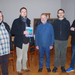 Pfarrer Markus Deckert (2.v.l.) übergab Ehrenamtskoordinator Wolf-Dietrich Engel (m.) eine reich bebilderte, in einfacher Sprache verfasste Bibel. Foto: Trache