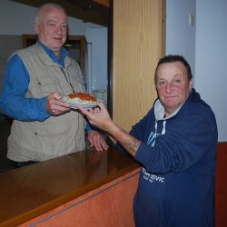 Eginhard ist einer der engagierten Helfer, die den Gästen das warme Essen austeilen. Foto: Trache