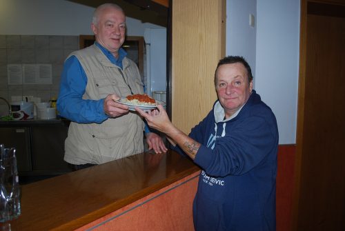 Eginhard ist einer der engagierten Helfer, die den Gästen das warme Essen austeilen. Foto: Trache