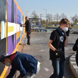 Schülerinnen und Schüler der 9. Grundschule waren nach dem Unterricht mit großem Spaß dabei, dem Riesengraffiti den letzten Schliff zu verpassen. Foto: Möller