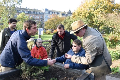 Fachsimpeln am Hochbeet: Stadtgärtenchef Paul Stadelhofer (2. v. l) sowie Vertreterinnen und Vertreter verschiedener Behindertenverbände. In der Mitte Baubürgermeister Raoul Schmidt-Lamontain. Foto: Möller