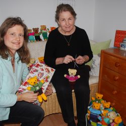 Handgestrickte Teddys für die Päckchen-Aktion: Manuela Neubert (l.) und Eva-Maria Ganze sorgen für Weihnachtsfreude. Foto: Trache