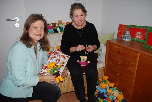 Handgestrickte Teddys für die Päckchen-Aktion: Manuela Neubert (l.) und Eva-Maria Ganze sorgen für Weihnachtsfreude. Foto: Trache