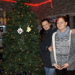 Zum Löbtauer Advent konnten Besucher bei Sandra und Heike im Kelleistore Sterne von einem Weihnachtsbaum pflücken, auf denen Kinderwünsche standen. Von 25 Wünschen waren nach kurzer Zeit nur noch vier übrig. In einer Ausstellung präsentierten der Stadtteilchronist von Löbtau, Falk Fritzsche, im Bild mit Antje Pellmann, historisches Material aus Löbtau. Foto: Steffen Dietrich