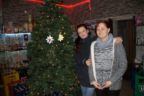 Zum Löbtauer Advent konnten Besucher bei Sandra und Heike im Kelleistore Sterne von einem Weihnachtsbaum pflücken, auf denen Kinderwünsche standen. Von 25 Wünschen waren nach kurzer Zeit nur noch vier übrig. In einer Ausstellung präsentierten der Stadtteilchronist von Löbtau, Falk Fritzsche, im Bild mit Antje Pellmann, historisches Material aus Löbtau. Foto: Steffen Dietrich