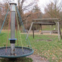 Schaukeln, wippen, balancieren: Der Spielplatz an der Berchtesgadener Straße bietet von 8 bis 22 Uhr verschiedene Möglichkeiten für kleine und größere Kinder. Was man darf und was nicht, darüber gibt das Hinweisschild Auskunft. Foto: Pohl