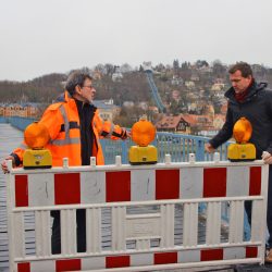Amtsleiter Reinhard Koettnitz (l.) und Baubürgermeister Raoul Schmidt-Lamontain geben den Fußweg auf dem Blauen Wunder frei. Foto: Pohl