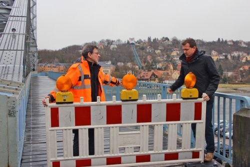 Amtsleiter Reinhard Koettnitz (l.) und Baubürgermeister Raoul Schmidt-Lamontain geben den Fußweg auf dem Blauen Wunder frei. Foto: Pohl