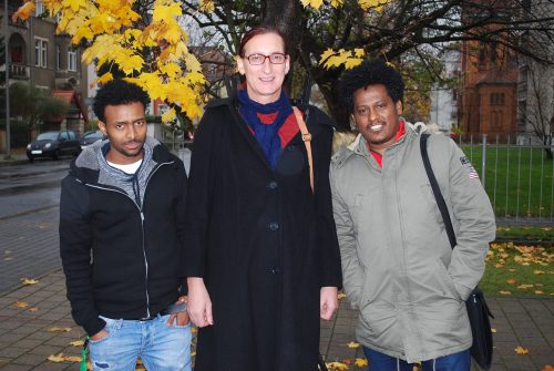 Larissa Pfitzner hilft den jungen Männern Yohannes Michael (l.) und Habtom Legese dabei, sich in Dresden einzuleben. Foto: Trache