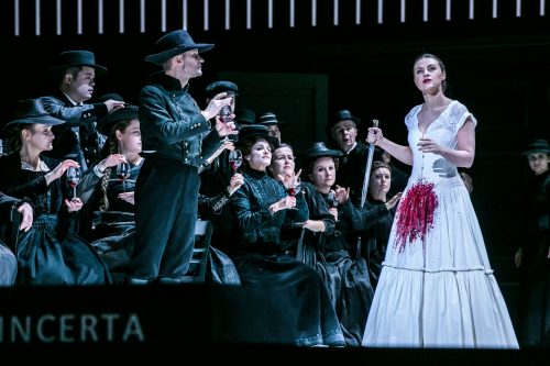 Venera Gimadieva (Lucia di Lammermoor), Sächsischer Staatopernchor Dresden. Foto: © Jochen Quast/semperoper.de