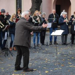 Karl-Heinz Knöfel dirigiert die Leubener und Niedersedlitzer Posaunenchöre bei der Andacht zum Totensonntag auf dem Friedhof Leuben. Foto: Trache