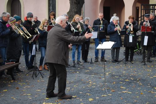 Karl-Heinz Knöfel dirigiert die Leubener und Niedersedlitzer Posaunenchöre bei der Andacht zum Totensonntag auf dem Friedhof Leuben. Foto: Trache