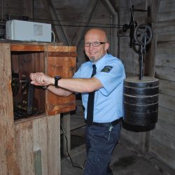 Hauptbrandmeister Rainer Jonas steigt einmal pro Woche hinauf in den Turm der Feuerwache Louisenstraße, um die Turmuhr aufzuziehen. Foto: Trache