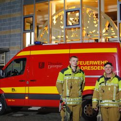 Feuerwehrleute wie Oberbrandmeister Andreas Wego (r.) und Brandmeister zur Ausbildung Felix Dietze zählen zu jenen Berufsgruppen, die auch an den Feiertagen ihren Dienst tun. Foto: Trache